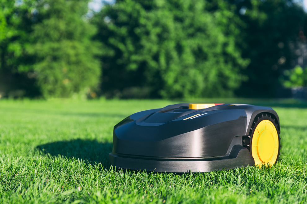 robotic-lawn-mower-cutting-grass-in-the-garden-2021-09-04-04-12-02-utc-20 (1)